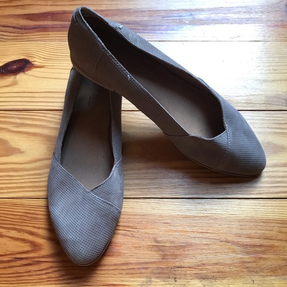 Toms Beige Pointed Toe Suede Flats, EUC, 11 - Picture 2 of 11
